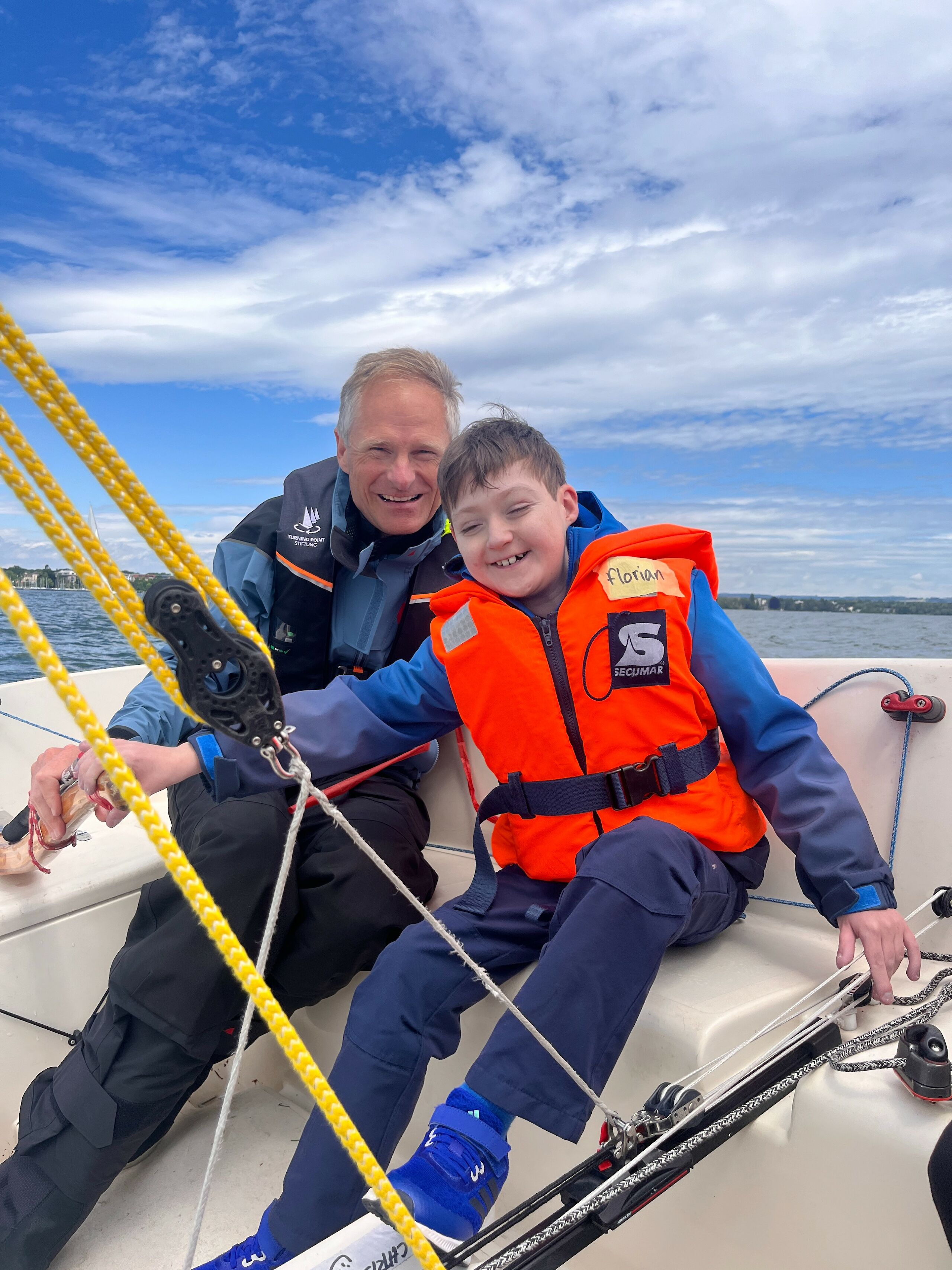 Jens Kroker zeigt einem Kind wie man eine Sonar steuert