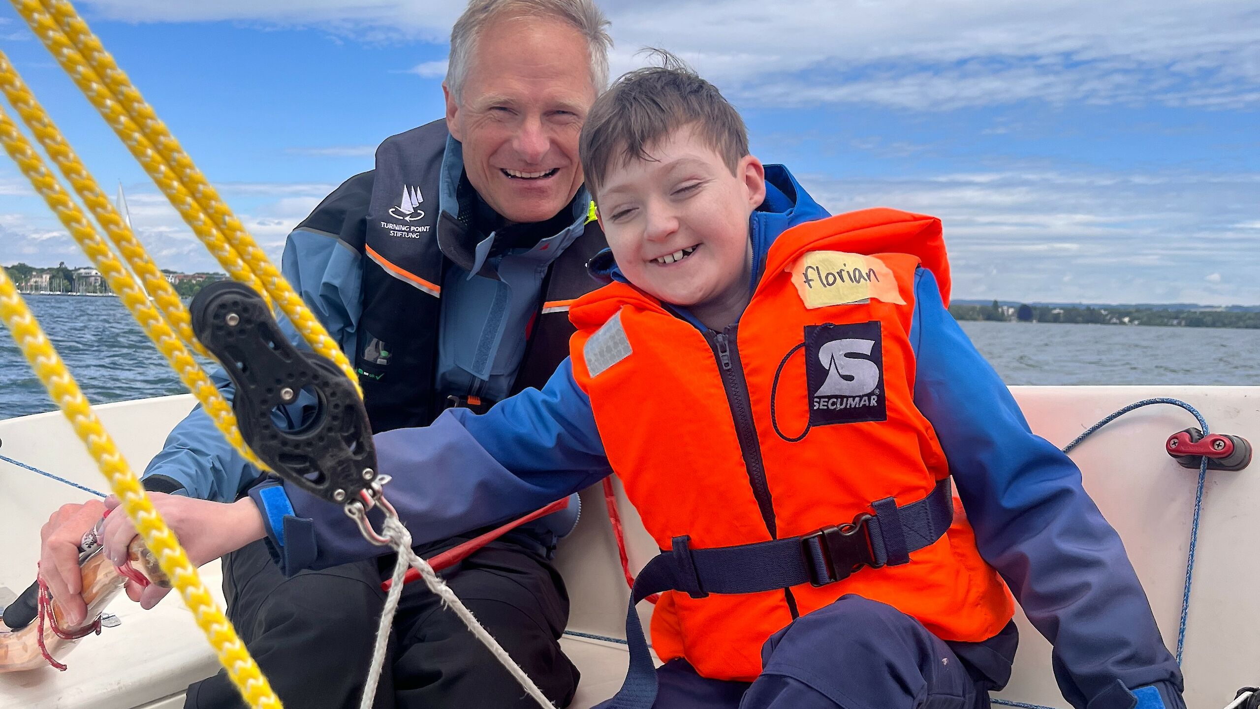 Jens Kroker zeigt einem Kind wie man eine Sonar steuert