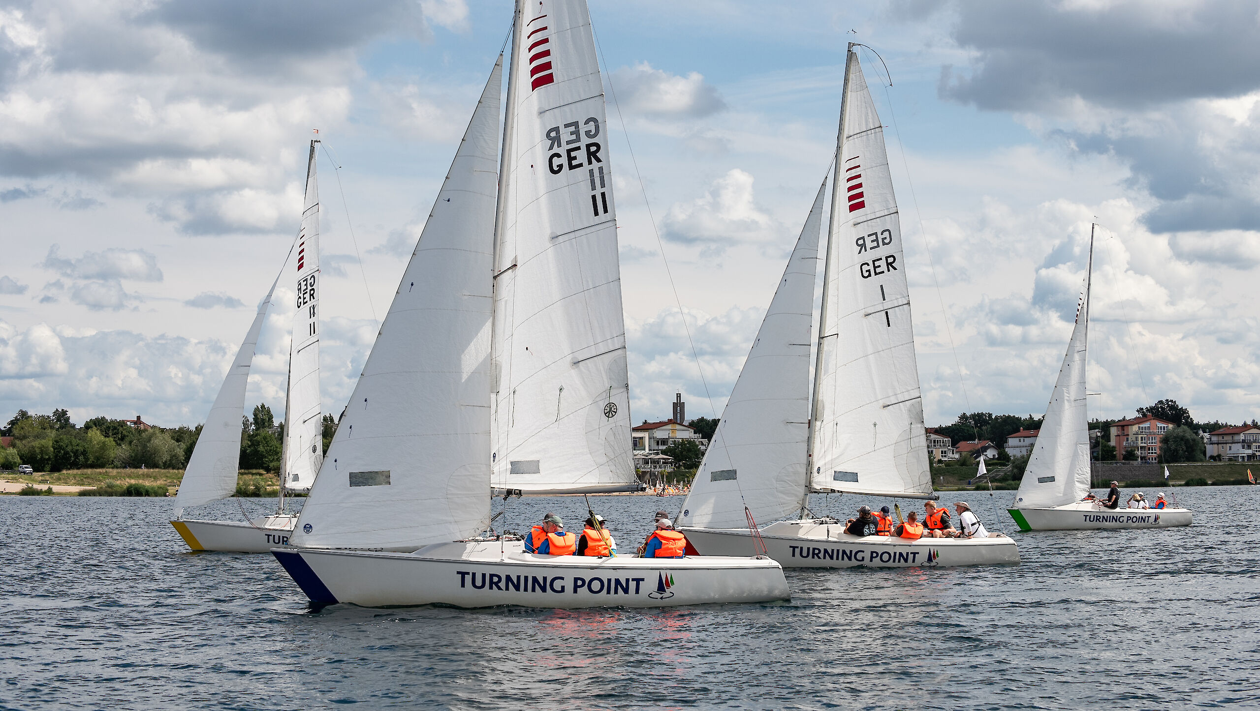 Vier Segelboote segeln auf dem Cospudener See