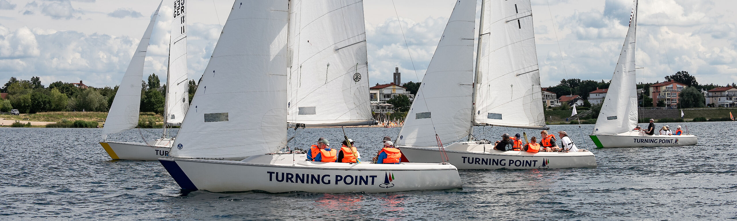 Vier Segelboote segeln auf dem Cospudener See