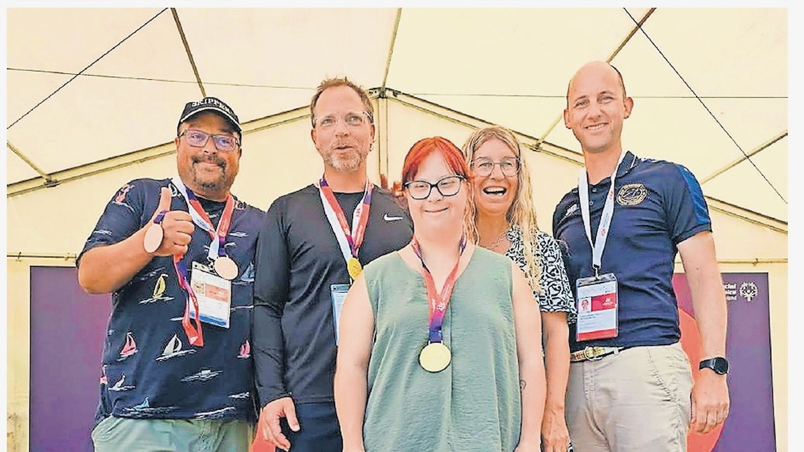 Die fünf Gewinner des SSC Wald. Alle haben Medaillen um und lachen.